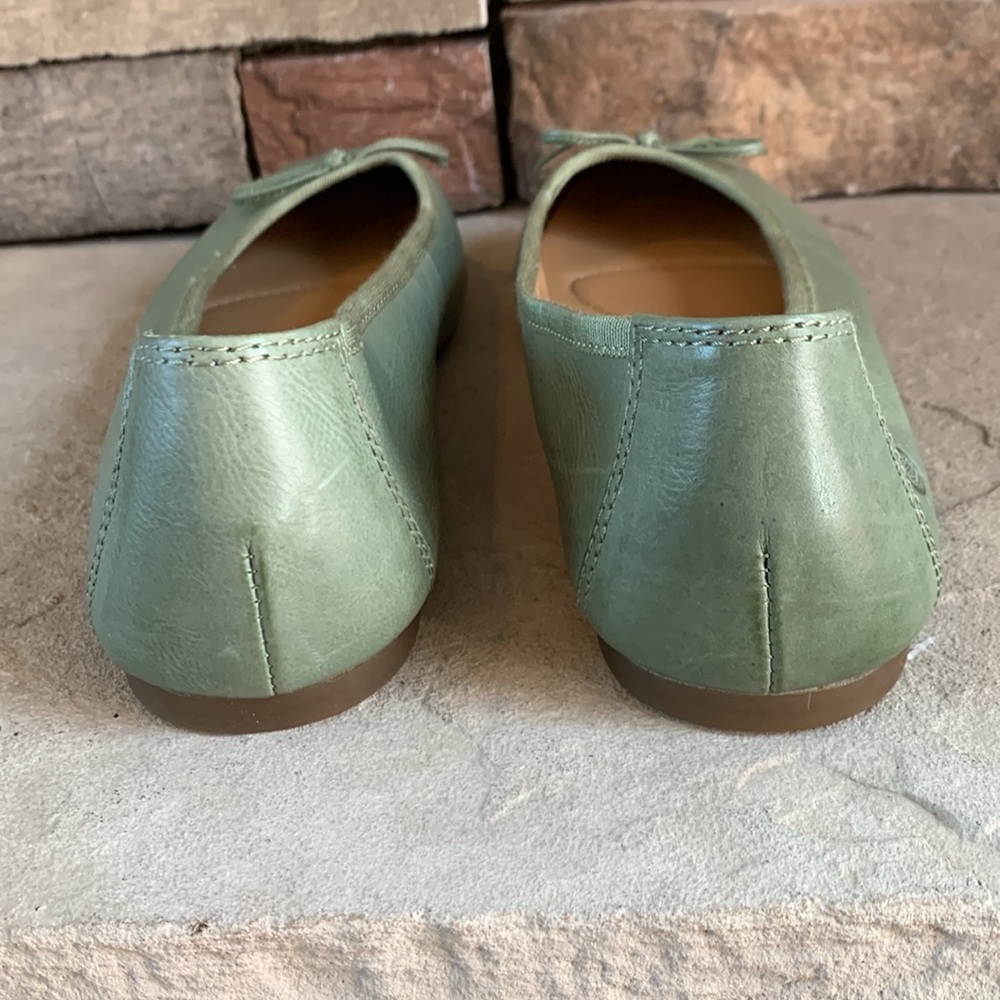 Born sz 9.5 soft green leather flats with bows - Picture 7 of 9